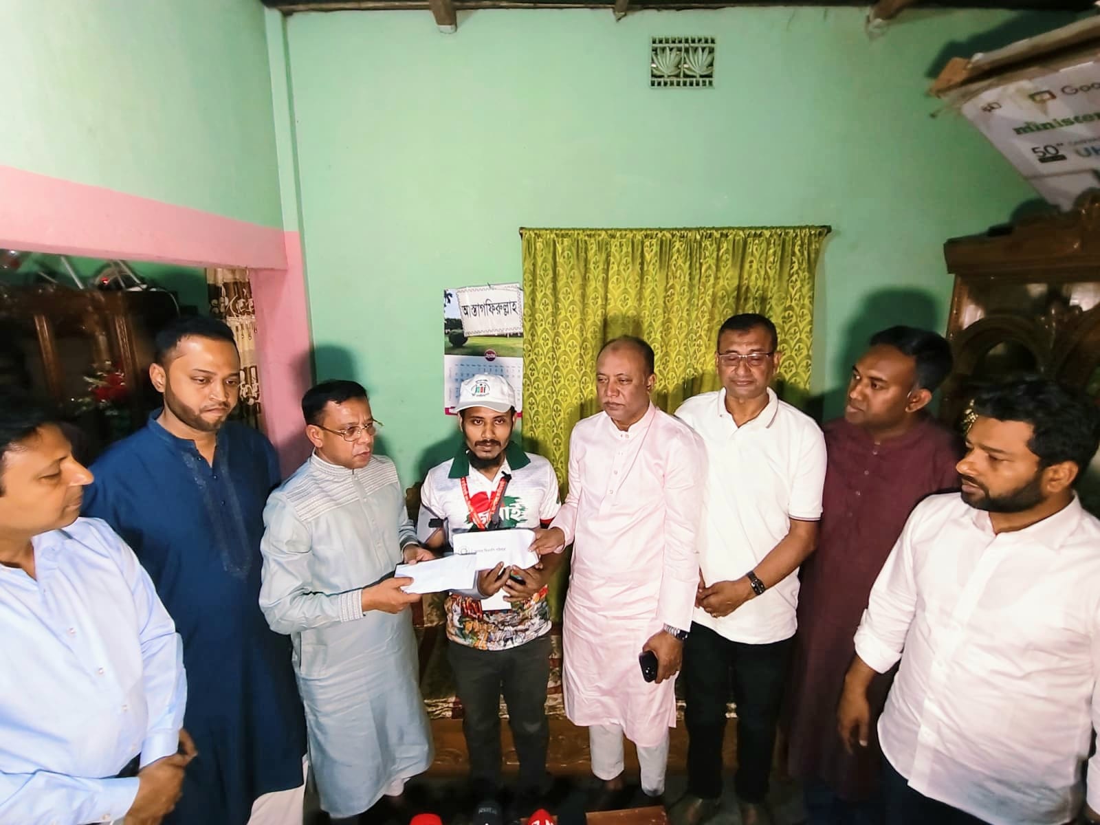 জুলাই গণঅভ্যুত্থানে পুলিশের গুলিতে আহত হোসেনের পাশে প্রধানমন্ত্রী 