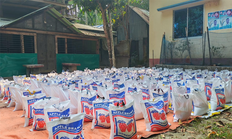 পটুয়াখালীতে খালেদা জিয়ার রুহের মাগফেরাত কামনায় ইফতার সামগ্রী বিতরণ 