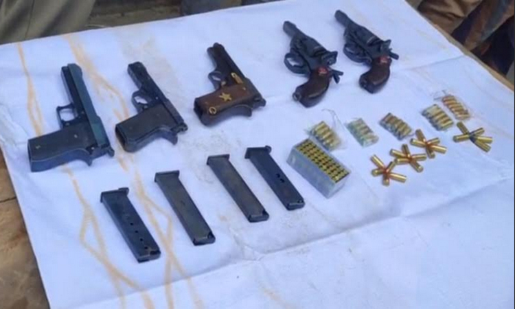 খুলনায় বিদেশি পিস্তল ও গুলিসহ আটক ১ 