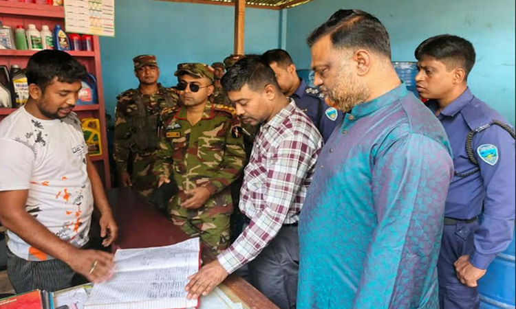 খাগড়াছড়িতে জ্বালানি তেলের কৃত্রিম সংকট রোধে মাঠে নেমেছে সেনাবাহিনী ও প্রশাসন