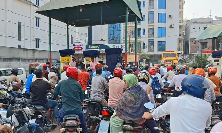 রাজশাহীতে জ্বালানি তেলের পাম্পগুলোতে উপচে পড়া ভিড় 