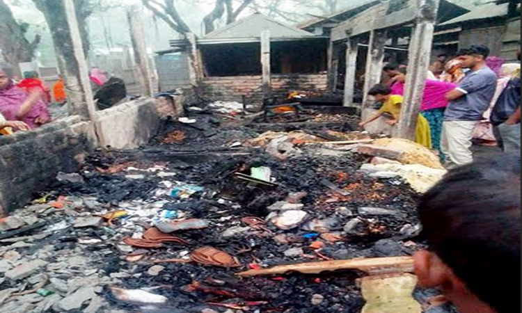 তারাগঞ্জে অগ্নিকাণ্ডে ৪ দোকান পুড়ে ছাই