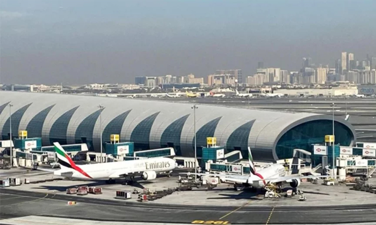 দুবাইয়ে সব ফ্লাইট স্থগিত এমিরেটসের
