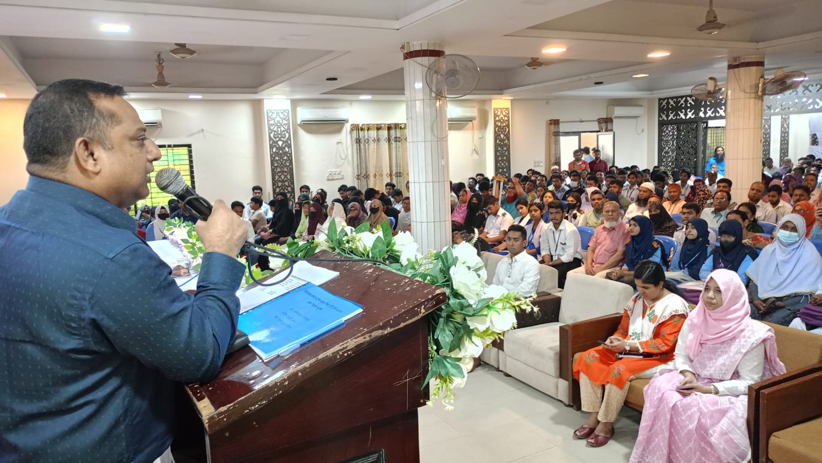 সিরাজগঞ্জে ১৮৬ জন কৃতী শিক্ষার্থীকে জেলা প্রশাসনের বৃত্তি প্রদান 