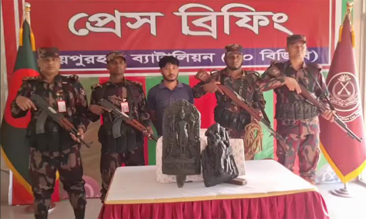 ভারতে পাচারের সময় কষ্টিপাথরের দুটি মূর্তিসহ পাচারকারী আটক 
