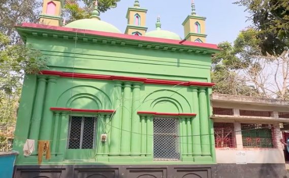 মুসলিম স্থাপত্য শৈলীর অনন্য নিদর্শন চেঁড়াঘাট ছয় গম্বুজ মসজিদ