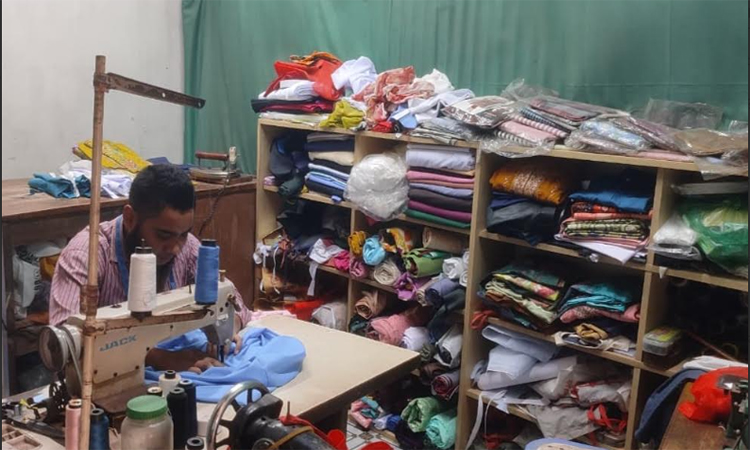 বরিশালের দর্জিপাড়ায় বেড়েছে কারিগরদের ব্যস্ততা