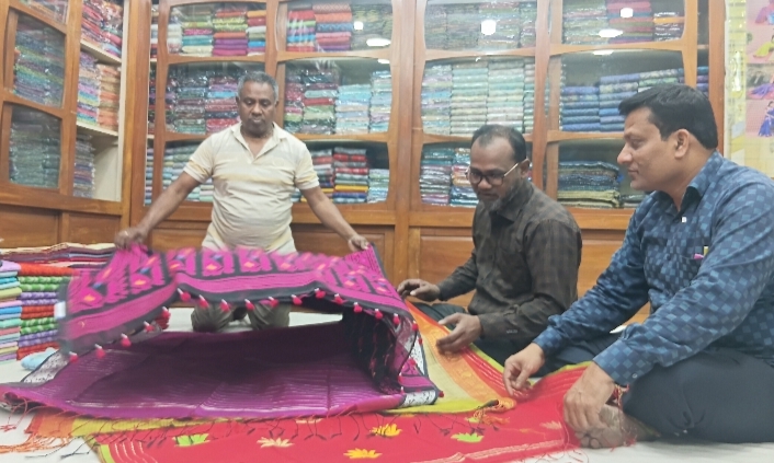 টাঙ্গাইলে শাড়ি বিক্রির ধুম তাঁতপল্লিতে, ডিজাইনে এসেছে বৈচিত্র্য