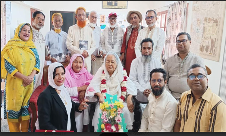 খুলনায় ‘ভাষা সৈনিক বেগম মাজেদা আলীকে সম্মাননা