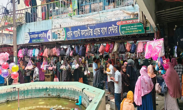 চাঁপাইয়ে জমে উঠেছে ঈদের কেনাকাটা