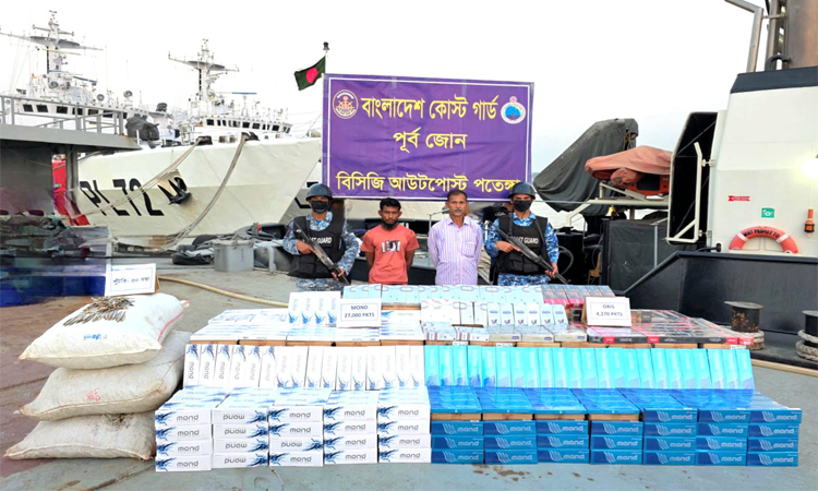 চট্টগ্রামে ১ কোটি ২১ লাখ টাকার বিদেশি সিগারেট, শুঁটকি ও কার্গো বোটসহ ২ জন আটক