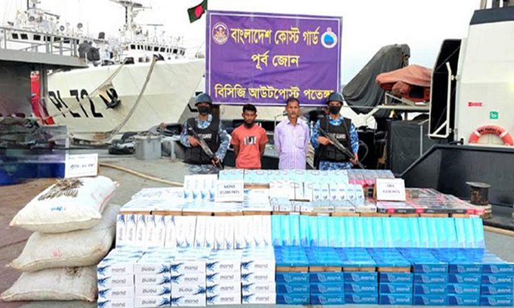 চট্টগ্রামে কোটি টাকার সিগারেট ও শুঁটকিসহ ২ পাচারকারি আটক
