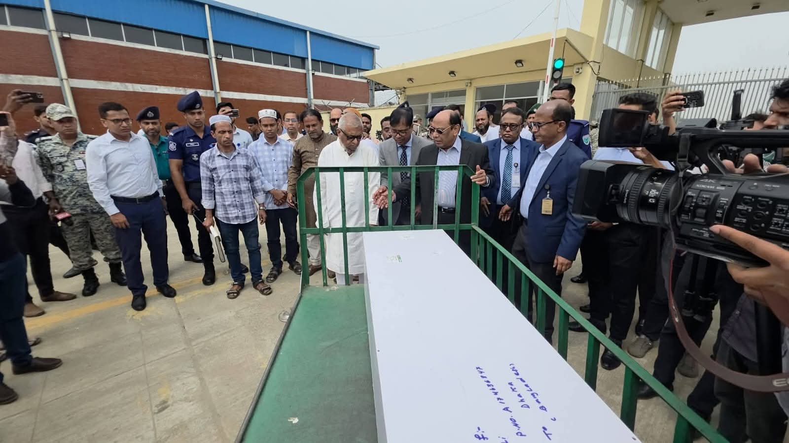 ইরান-ইসরাইল যুদ্ধে নিহত দুবাই প্রবাসীর লাশ গ্রহণ করলেন প্রবাসী কল্যাণ মন্ত্রী 