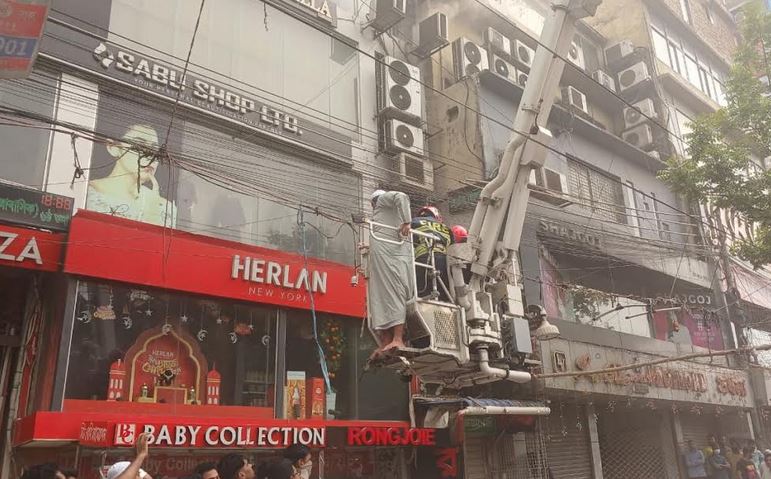 মিরপুরে বহুতল ভবনের আগুন নিয়ন্ত্রণে 