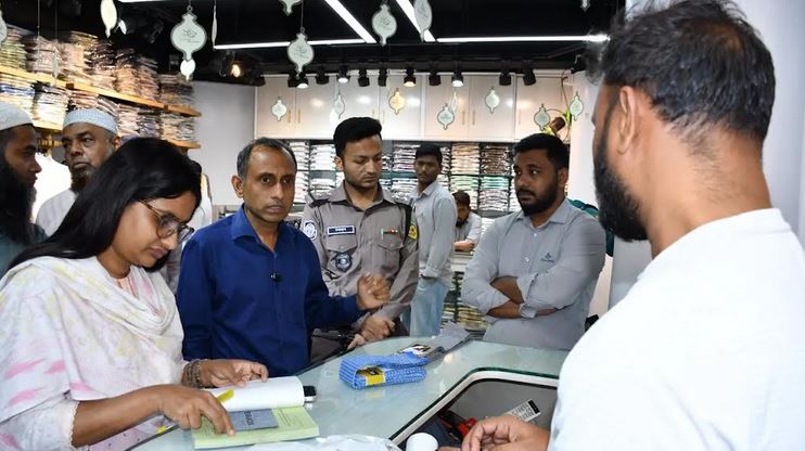 ডাবল স্টিকার দিয়ে পোশাকের দাম বাড়ানোয় চট্টগ্রামে ‘জেন্টল পার্ক’কে জরিমানা