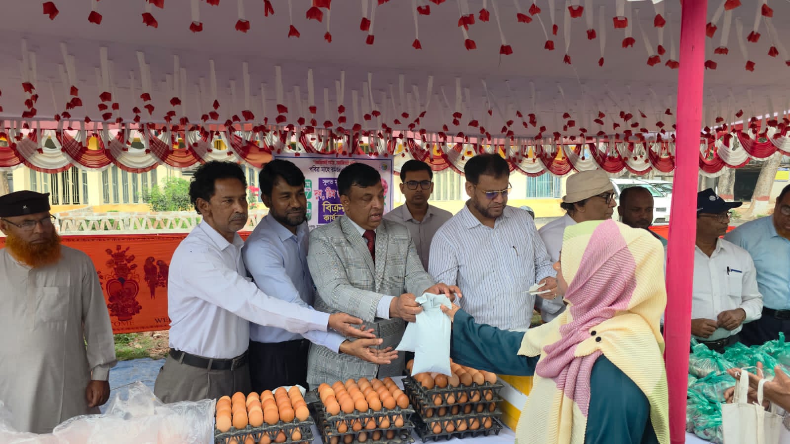 ঝিনাইদহে সুলভ মূল্যে দুধ, ডিম ও মাংস বিক্রি শুরু