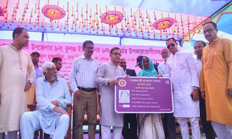 ফ্যামিলি কার্ড বিতরণে আপামর মানুষের জীবনমানের উন্নয়ন ঘটবে: বাণিজ্যমন্ত্রী