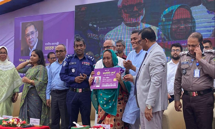 খুলনায় ফ্যামিলি কার্ড পেয়ে বয়োবৃদ্ধ নারীদের মুখে হাসি