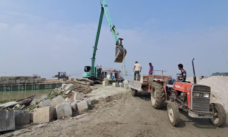 চাঁদপুরে মেঘনার ভাঙন রোধে ৮০০ কোটি টাকা ব্যয়ে বাঁধ নির্মাণ