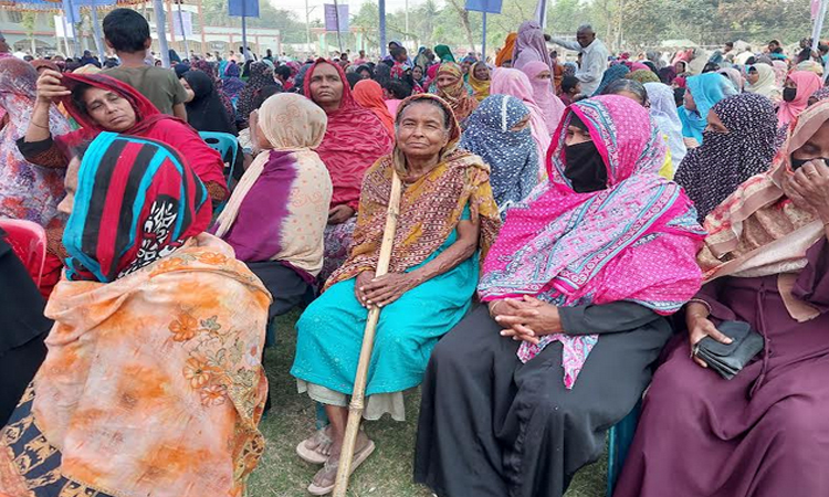 গৌরিপুরে নারীদের চোখে ফ্যামিলি কার্ড প্রাপ্তির আনন্দ অশ্রু