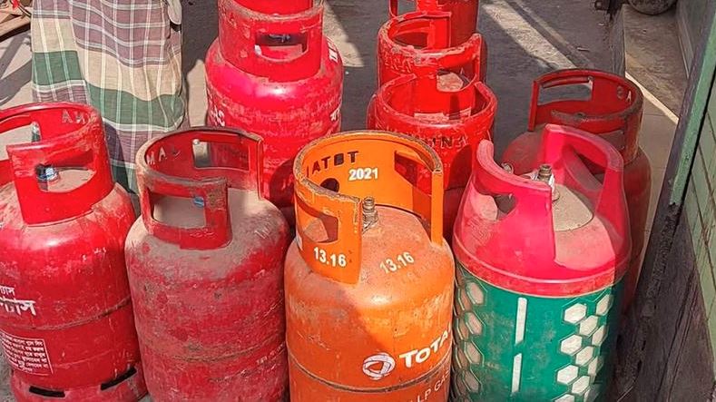 ইরান যুদ্ধের প্রভাবে ভারতে গ্যাস সরবরাহে কড়াকড়ি, রেস্তোরাঁ বন্ধ হওয়ার শঙ্কা