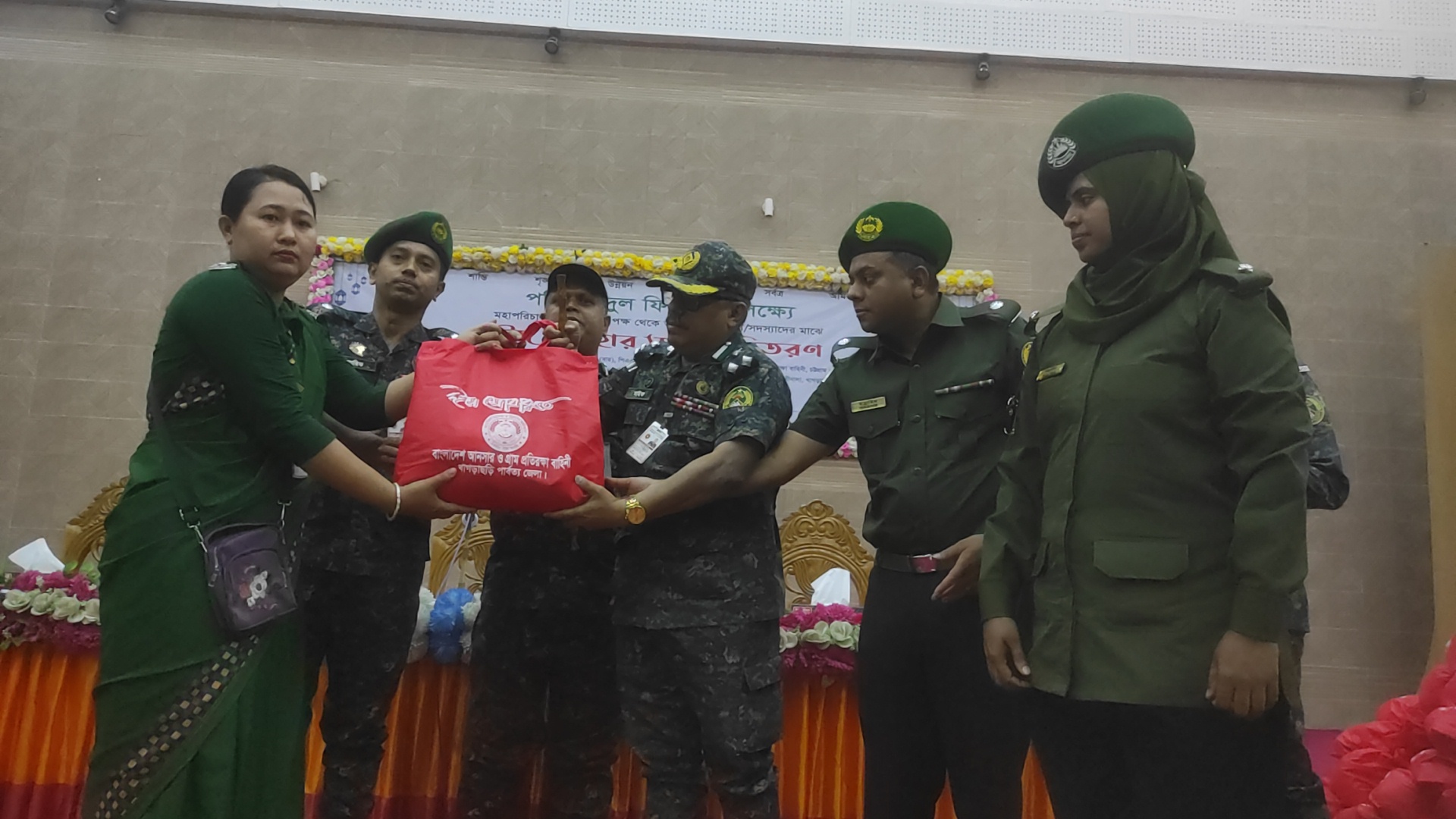 খাগড়াছড়িতে আনসার ও ভিডিপি’র ভাতাভোগীদের মধ্যে ঈদ উপহার বিতরণ 