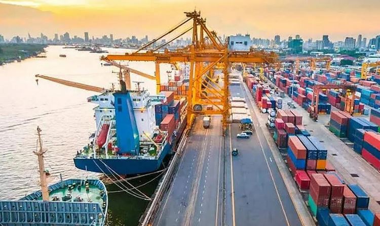 চট্টগ্রাম বন্দরে ৬টি জাহাজ থেকে জ্বালানি খালাস শুরু, বন্দরের পথে আরও ৪ জাহাজ