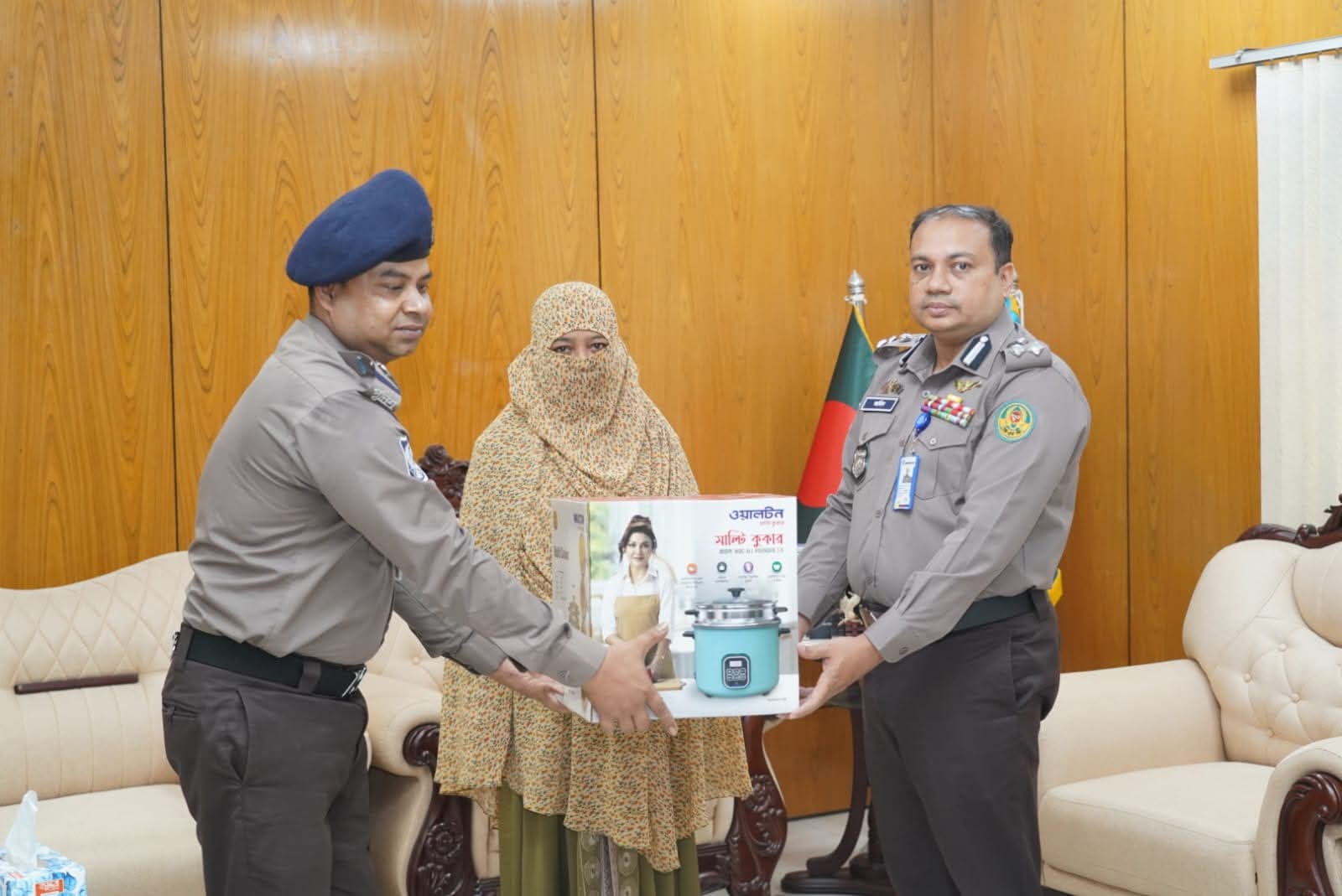 খুলনায় দুই পুলিশ সদস্যের পরিবারকে ঈদ উপহার প্রদান