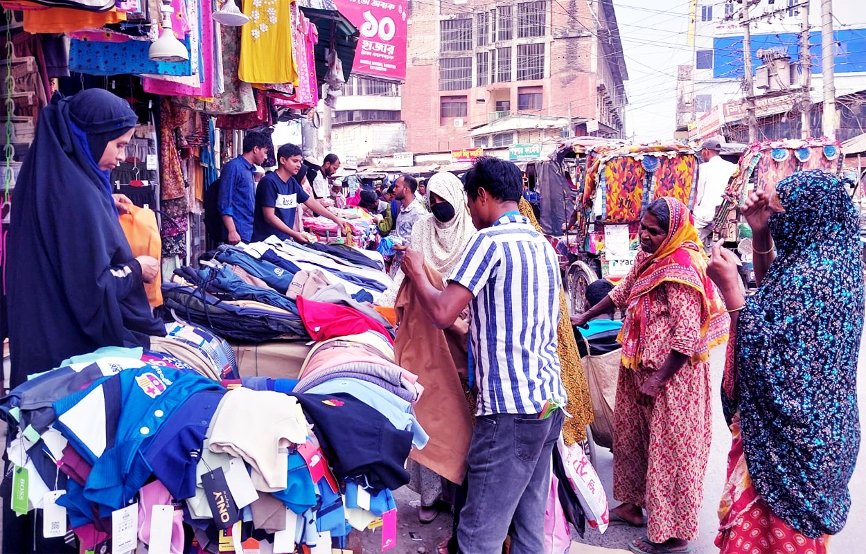 রংপুরে ঈদ বাজারে ক্রেতাদের উপচে পড়া ভিড়ের মধ্যে রেকর্ড বিক্রি