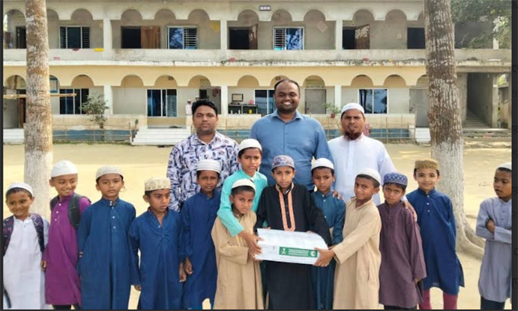 কিং সালমান সহায়তা কেন্দ্রের ইফতার সামগ্রী বিতরণ