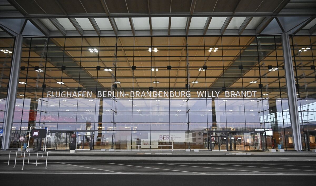 বার্লিন বিমানবন্দরে সাময়িকভাবে উড্ডয়ন-অবতরণ বন্ধ