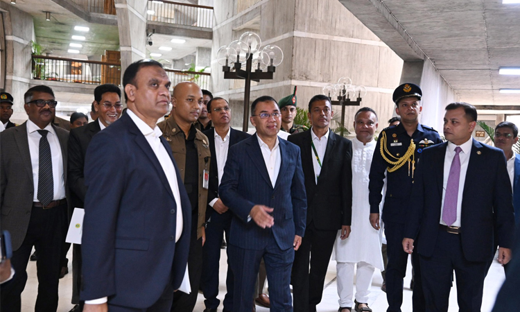 সংসদের প্রথম অধিবেশনে যোগ দিতে সংসদ ভবনে প্রধানমন্ত্রী