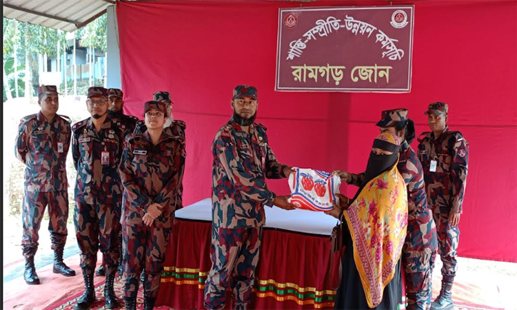 খাগড়াছড়িতে বিজিবি’র ঈদ সামগ্রী বিতরণ