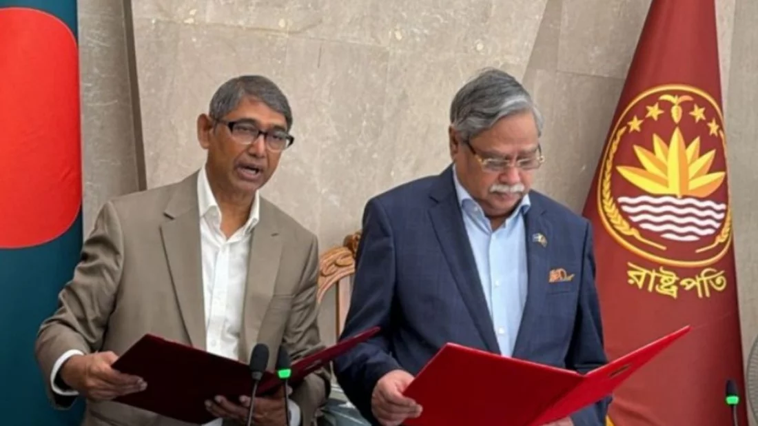 মন্ত্রী হিসেবে শপথ নিলেন আহমেদ আজম খান