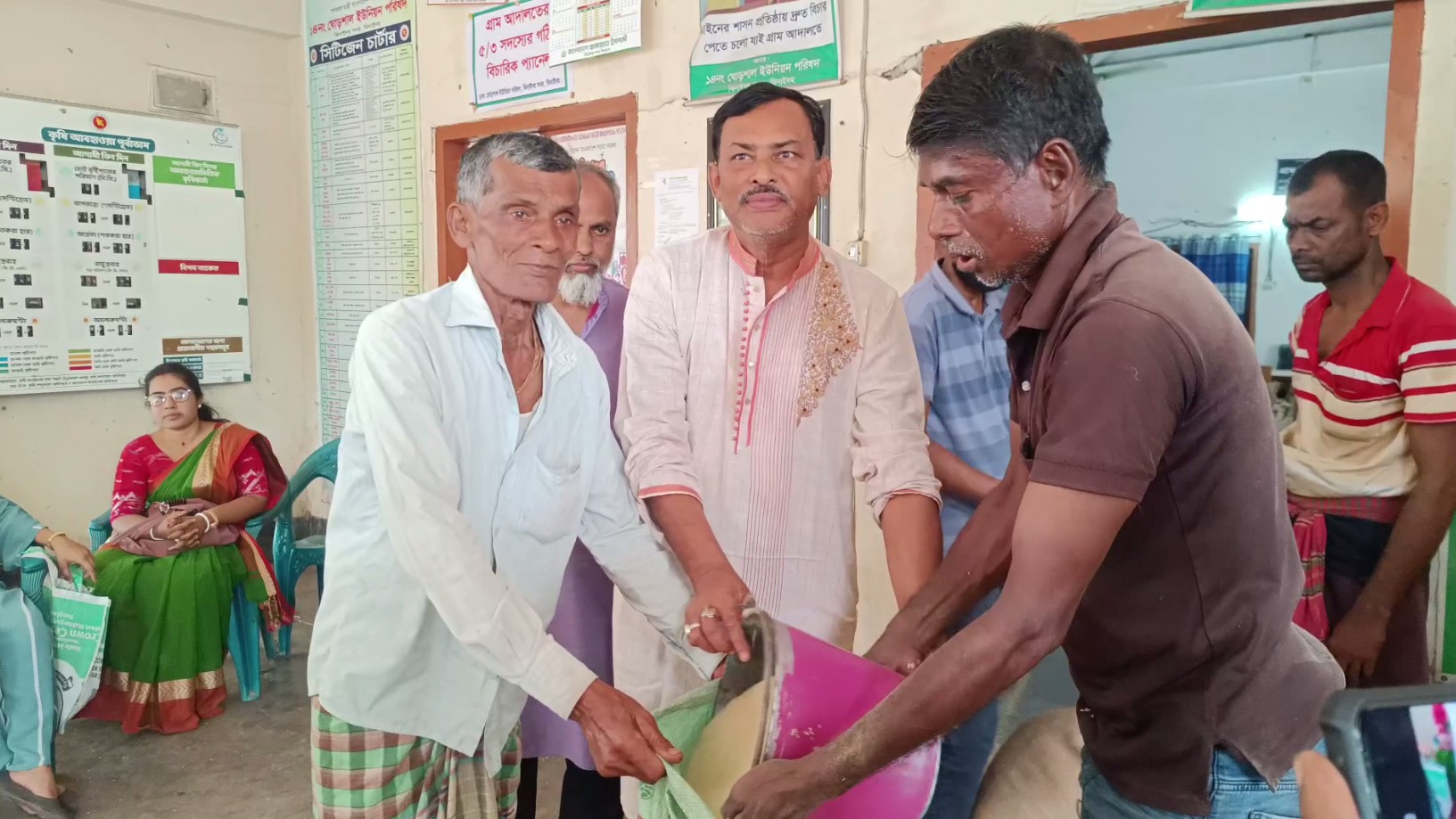 ঝিনাইদহে ঈদ উপলক্ষে অসহায় মানুষ পেল সরকারি চাল