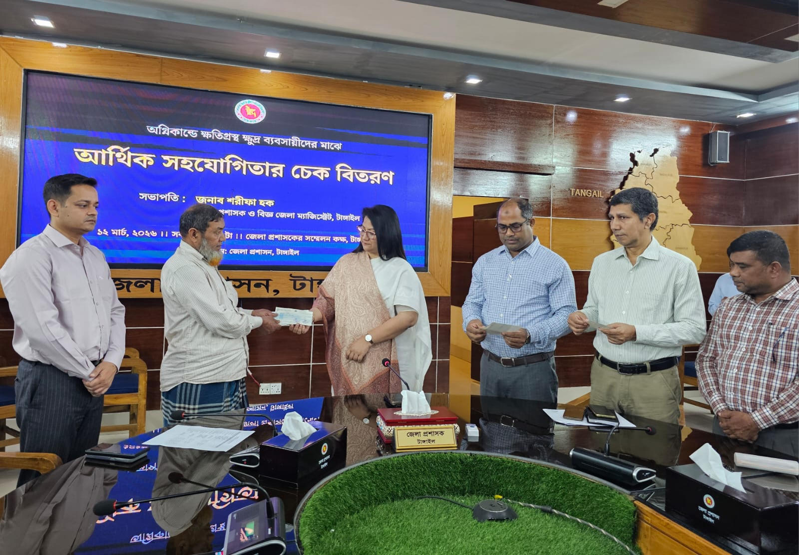 টাঙ্গাইলে অগ্নিকাণ্ডে ক্ষতিগ্রস্থ ব্যবসায়ীদের মাঝে চেক বিতরণ