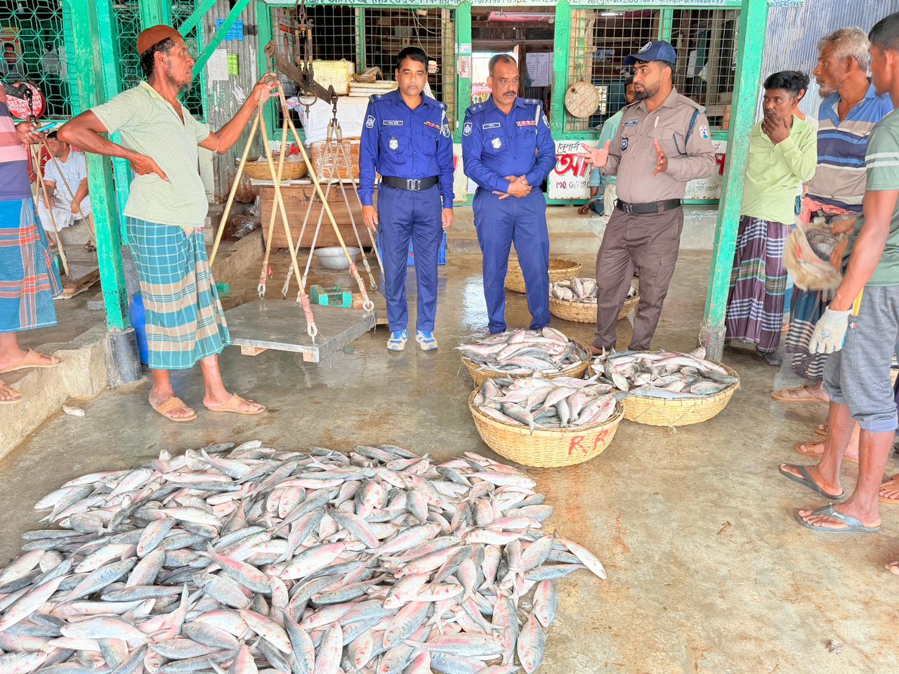 নৌ পুলিশের অভিযানে অবৈধ জাল ও মাছের পোনাসহ আটক ৩৯৭