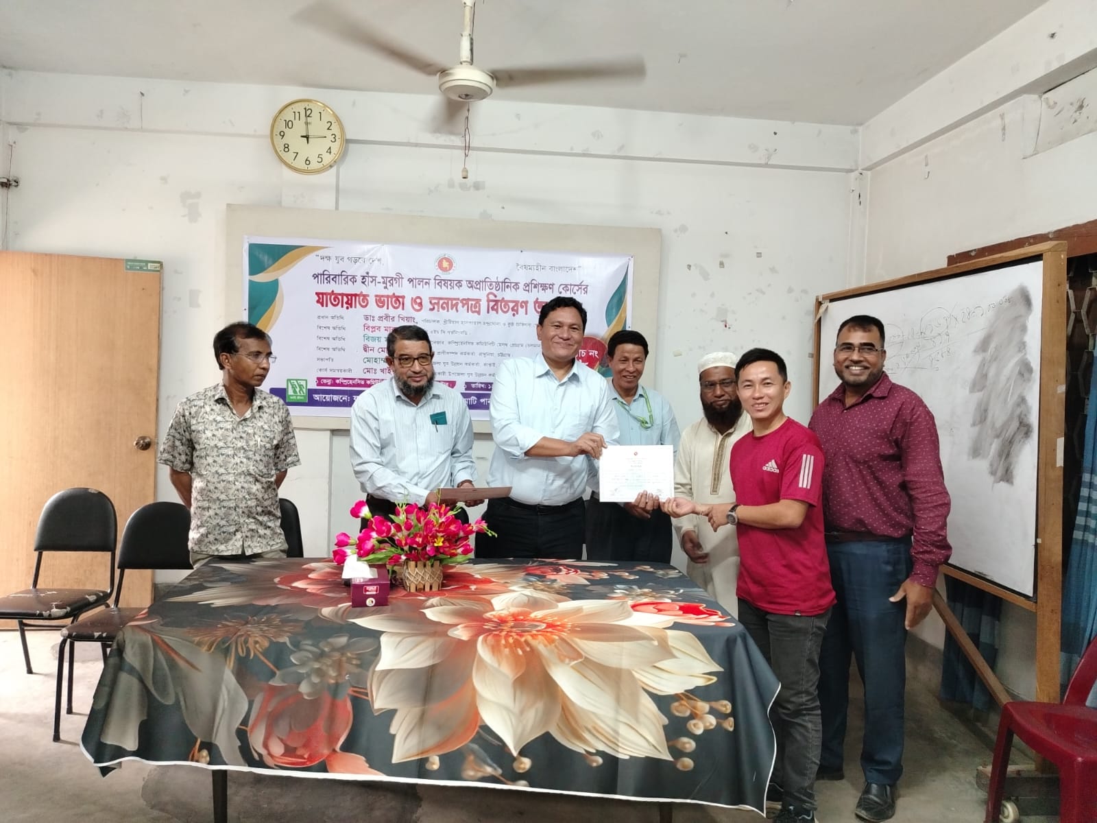 কাপ্তাইয়ে হাঁস-মুরগী পালন প্রশিক্ষণ কোর্সের সনদপত্র প্রদান 