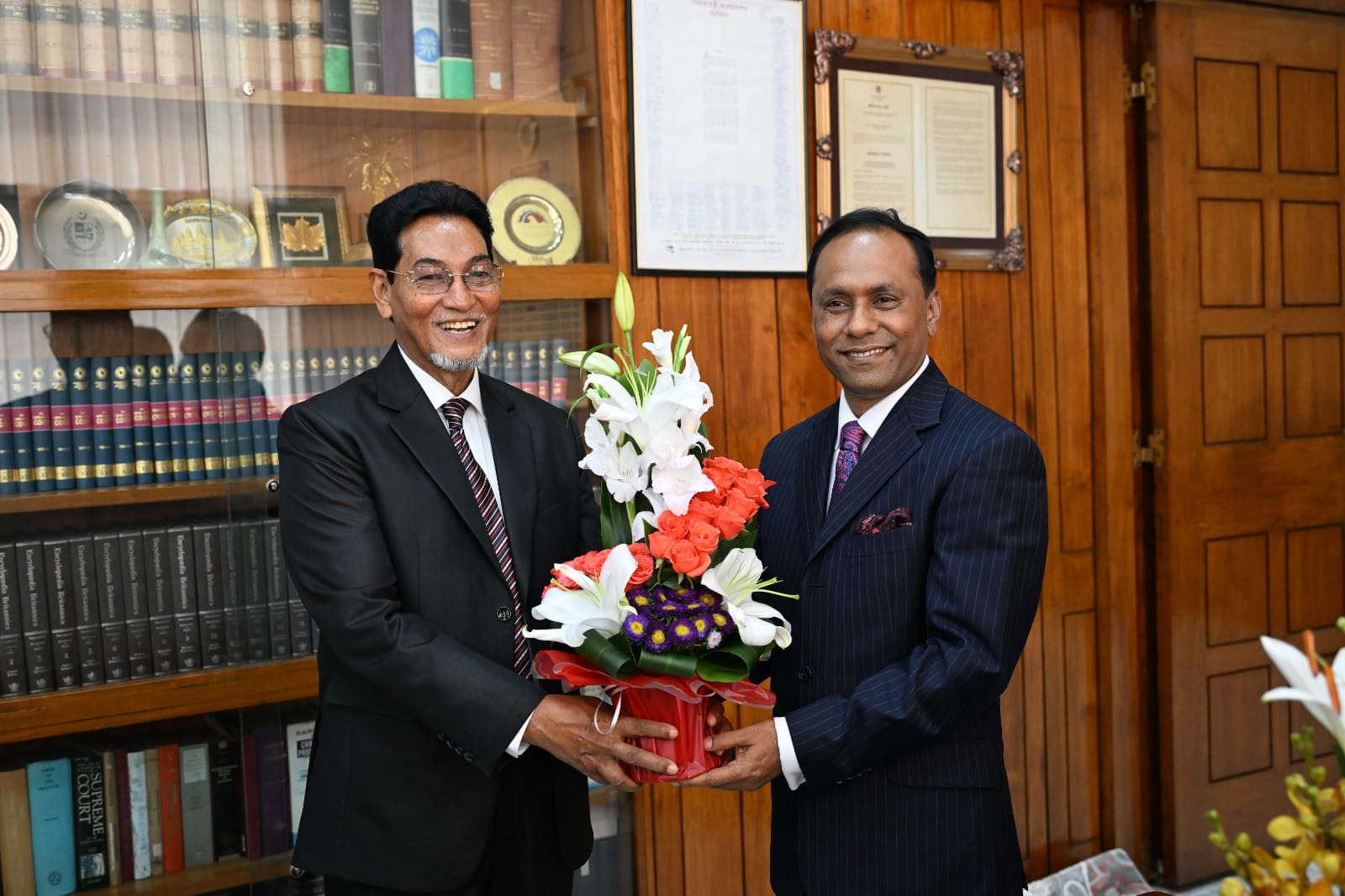 বাংলাদেশ জাতীয় সংসদের নবনিযুক্ত ডেপুটি স্পিকার ব্যারিস্টার কায়সার কামালকে ফুলেল শুভেচ্ছা জানান সংসদের চীফ হুইপ মো. নুরুল ইসলাম। ছবি: বাসস