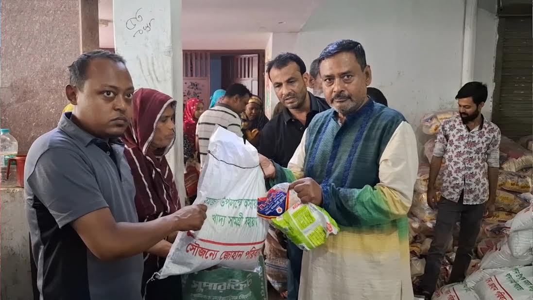 ঝিনাইদহে অসহায় পরিবারের মধ্যে খাদ্যসামগ্রী বিতরণ