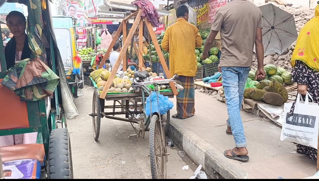 ফুটপাত দখল ও যানজটে নাকাল মাদারীপুর শহরবাসী