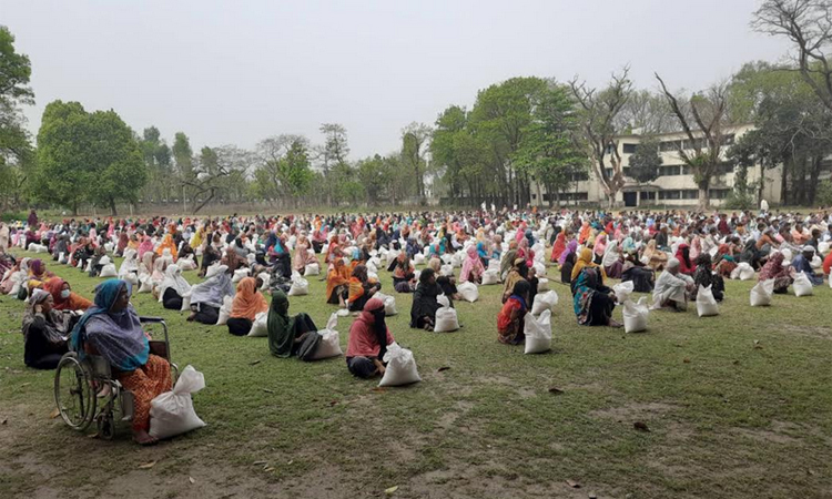 নীলফামারীতে দরিদ্রদের মাঝে খাদ্য সামগ্রী ও নগদ অর্থ বিতরণ
