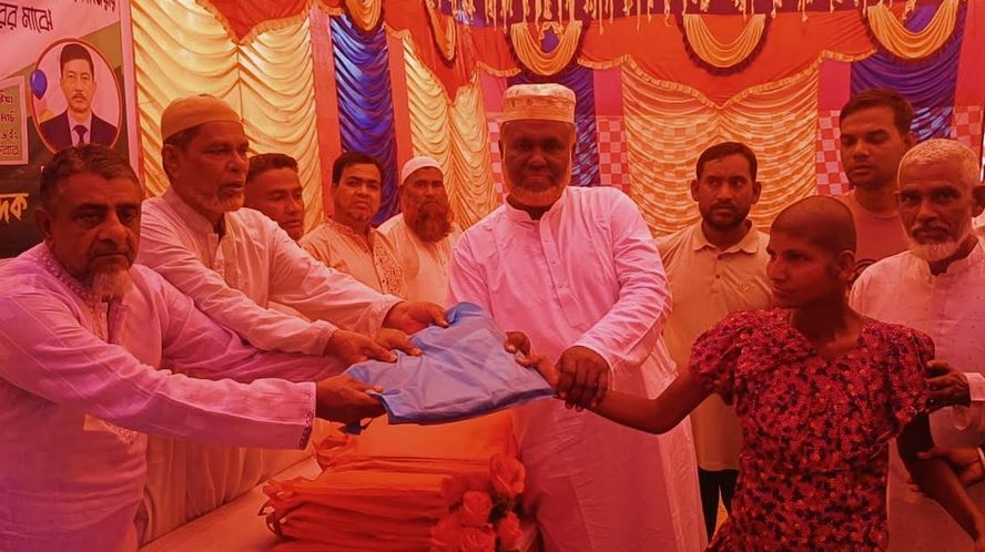 লংগদুতে হতদরিদ্র পরিবারের মাঝে বিএনপির ঈদ উপহার বিতরণ