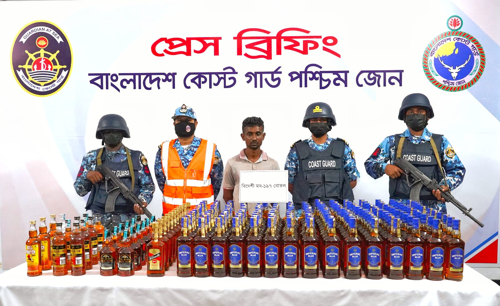 কোস্ট গার্ডের অভিযানে ১০ লাখ টাকার বিদেশি মদসহ মাদক কারবারি আটক