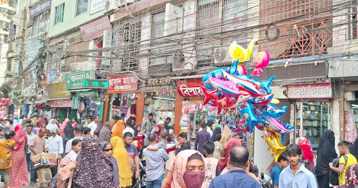 ঈদে জমে উঠেছে ময়মনসিংহের বাজার: পাকিস্তানি ড্রেসে ঝুঁকছেন ক্রেতারা 