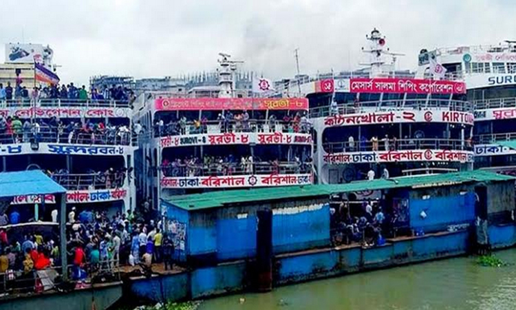 ঈদে ঘরমুখো যাত্রীদের লঞ্চের অগ্রীম টিকিট কাটতে কাউন্টারে ভিড় 