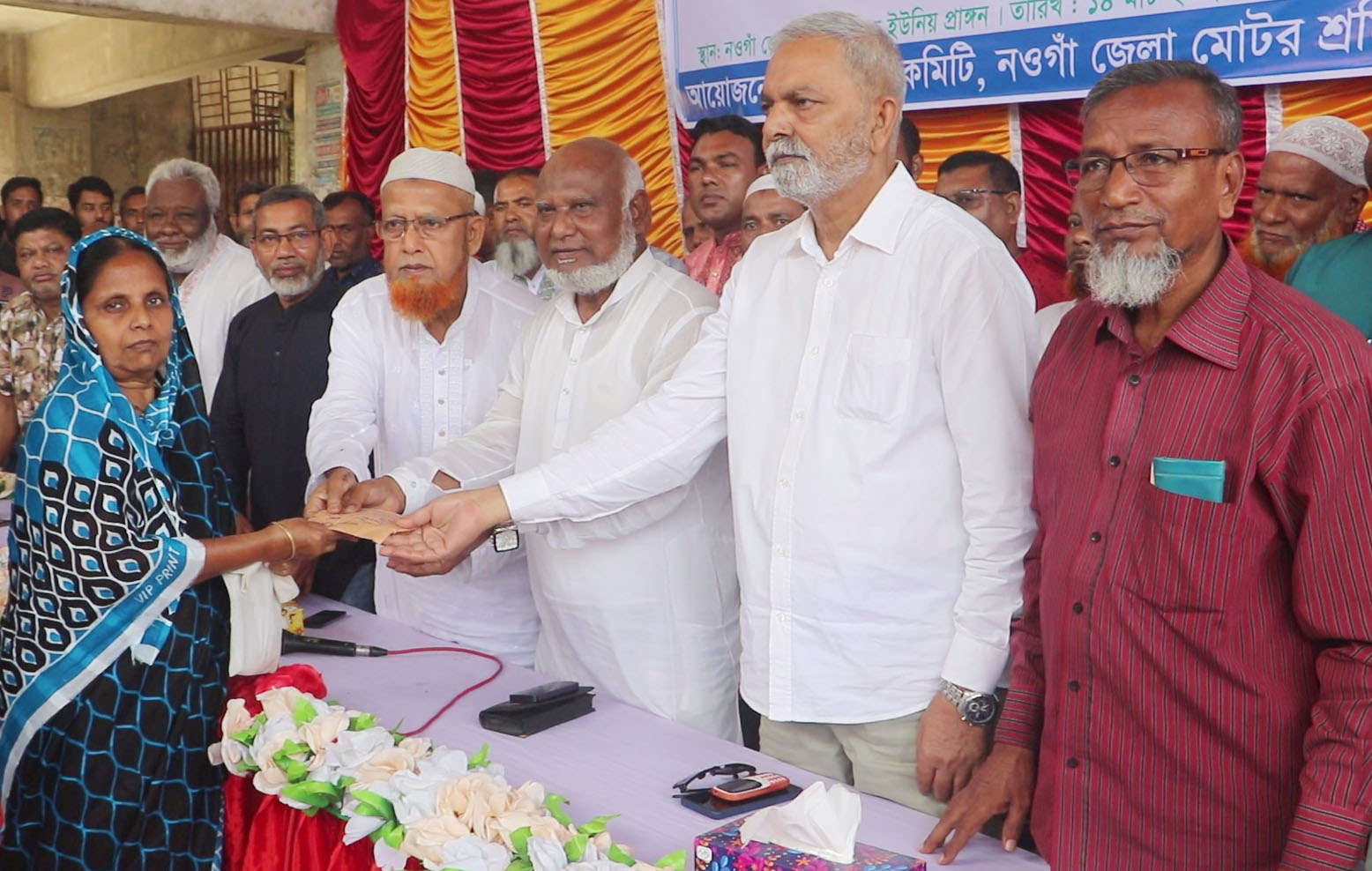 নওগাঁয় মোটর শ্রমিক সদস্যের পরিবারে অনুদান