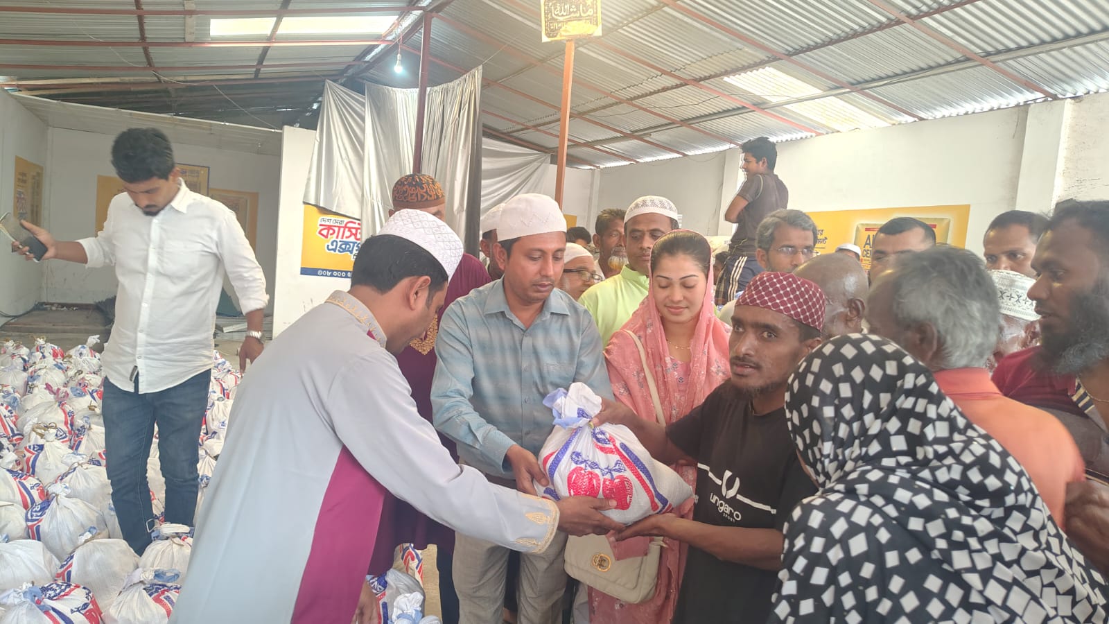 পটুয়াখালীতে বেগম জিয়ার রুহের মাগফেরাত কামনায় ইফতার সামগ্রী বিতরণ