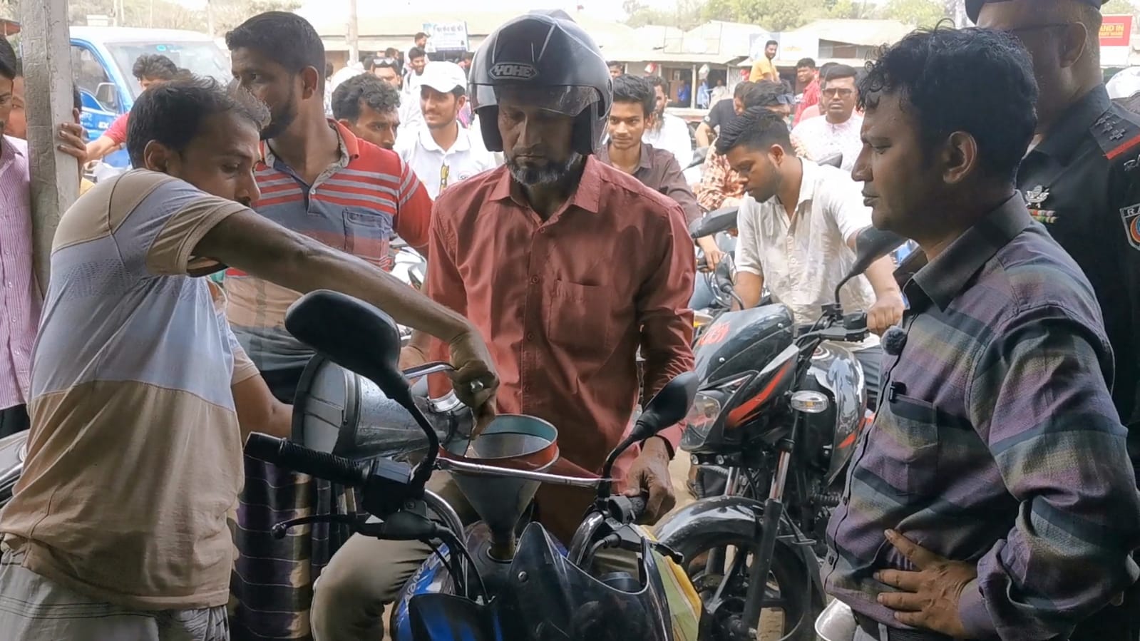 পাবনায় গোয়ালঘর থেকে দেড় হাজার লিটার পেট্রোল, অকটেন উদ্ধার