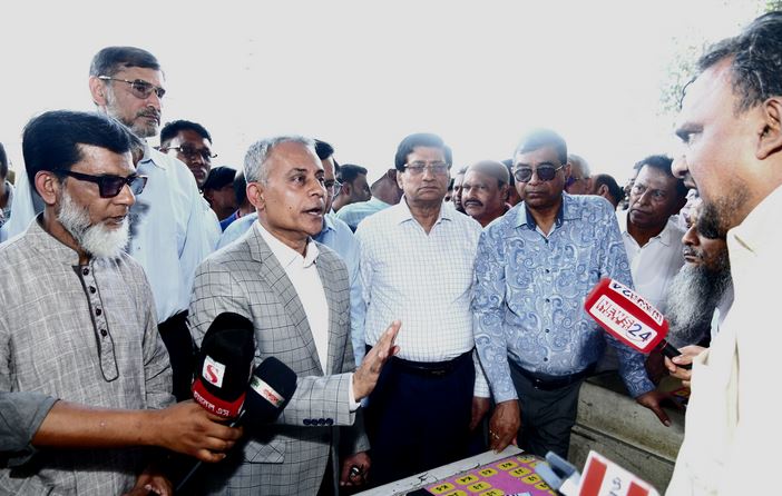 ঈদযাত্রা নিরাপদ ও স্বস্তিদায়ক করতে রাজধানীর বাস টার্মিনাল পরিদর্শনে সড়ক পরিবহন মন্ত্রী